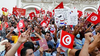 نحو 2000 محتج تونسي يطالبون الرئيس بالتنحي