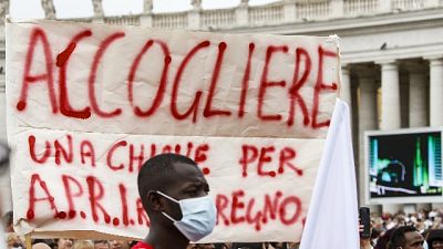 Invita i fedeli a vedere il monumento dedicato a loro Invita i fedeli a vedere il monumento dedicato a loro