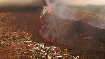Aeropuerto de La Palma reabre, pero vuelos siguen cancelados mientras continúa erupción volcánica
