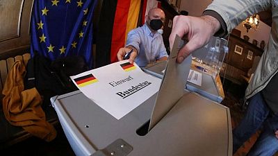 Alemanes votan en competida elección para decidir al sucesor de Merkel
