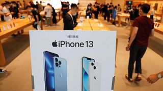 Apple se prepara para recortar la producción del iPhone por la crisis de los chips: Bloomberg News