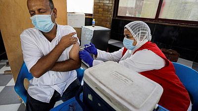 مصر تتيح تطعيما فوريا ضد كوفيد-19 وسط الموجة الرابعة للجائحة