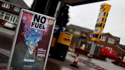 Militares británicos comenzarán manejar camiones de combustible, persisten filas en gasolineras