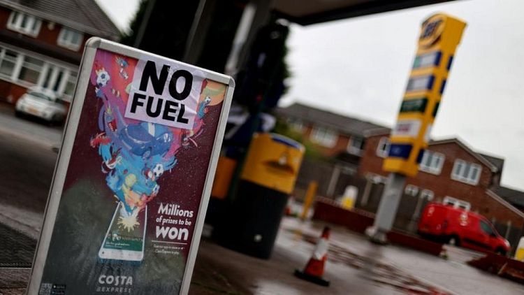 Militares británicos comenzarán manejar camiones de combustible, persisten filas en gasolineras