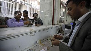 الريال اليمني يستعيد بعضا من قيمته أمام الدولار عقب عودة الحكومة لعدن