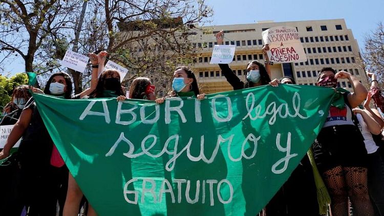 Proyecto chileno que busca despenalizar aborto antes de 14 semanas de gestación avanza en Congreso