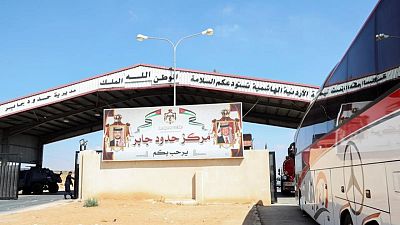 الأردن يعيد فتح معبر حدودي مع سوريا بالكامل سعيا لتعزيز التجارة
