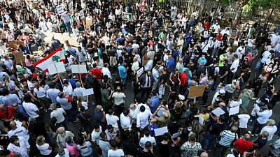 أقارب ضحايا انفجار مرفأ بيروت يتظاهرون احتجاجا على توقف التحقيق مجددا