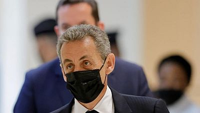 Sarkozy resta importancia a su nueva condena en un acto de firma de libros