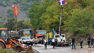 الصرب يزيلون حواجز الطرق في كوسوفو مع تدخل حلف الأطلسي لإنهاء خلاف بين البلدين