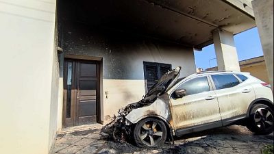 Attentato davanti all'abitazione in cui abita anche il politico Attentato davanti all'abitazione in cui abita anche il politico