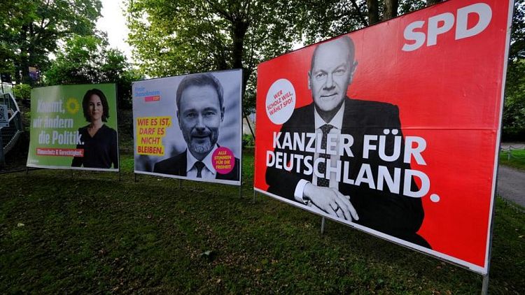 German 'kingmakers' meet on coalition, courted by would-be kings