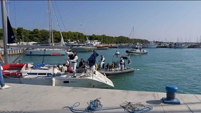 Erano su barca a vela a 12 miglia al largo dalla costa Erano su barca a vela a 12 miglia al largo dalla costa
