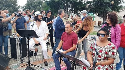 In centinaia nel borgo divenuto famoso per accoglienza migranti In centinaia nel borgo divenuto famoso per accoglienza migranti