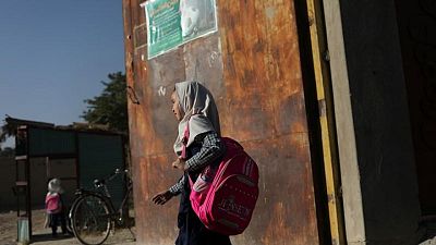 Niñas afganas siguen confinadas en casa, esperan plan talibán de reapertura de colegios