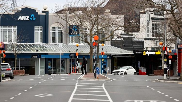 نيوزيلندا تمدد الإغلاق في أوكلاند ولكن تخفف بعض القيود