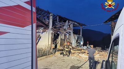 Probabile fuga di gas. Vigili del fuoco al lavoro Probabile fuga di gas. Vigili del fuoco al lavoro