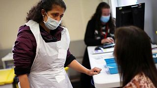 بريطانيا تسجل 121 وفاة بفيروس كورونا و 30301 إصابة جديدة