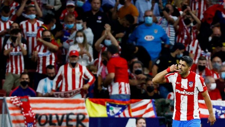 Atlético Madrid extiende mala racha de Barcelona con gol de Suárez