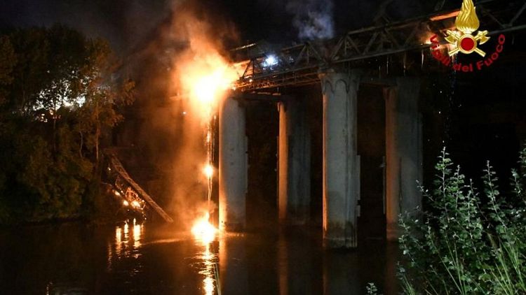 حريق يلحق أضرارا جسيمة بجسر حديدي في روما يعود للقرن التاسع عشر