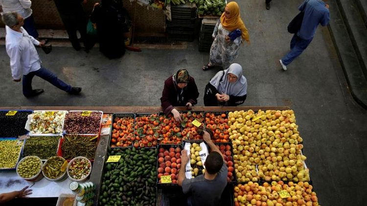 الجزائر تخفض ضريبة الدخل وسط ارتفاع أسعار المواد الغذائية