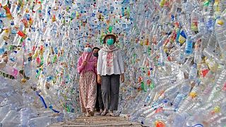 متحف إندونيسي مصنوع من الأكياس والزجاجات البلاستيكية يسلط الضوء على أزمة المحيطات