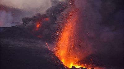 El flujo de lava se intensifica en La Palma tras el derrumbe parcial del cono volcánico
