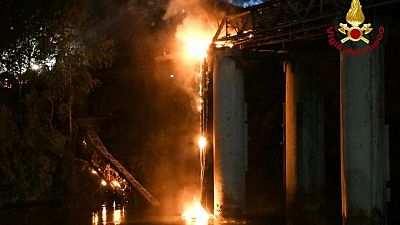 Fire damages Rome's 19th century 'Iron Bridge' Fire damages Rome's 19th century 'Iron Bridge'