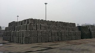 Aluminio retrocede arrastrado por declive precios carbón térmico, cobre baja casi 2%