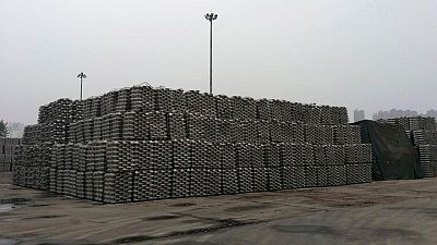 Aluminio retrocede arrastrado por declive precios carbón térmico, cobre baja casi 2%