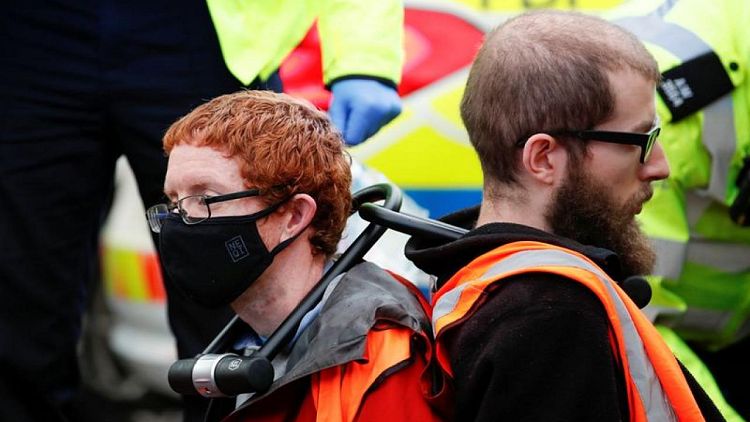 نشطاء مدافعون عن البيئة يغلقون طرقا رئيسية تؤدي إلى لندن