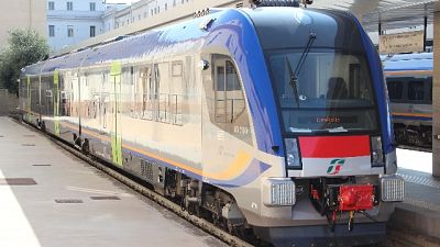 Alla stazione Serramanna, nel sud Sardegna. Aveva carrello spesa Alla stazione Serramanna, nel sud Sardegna. Aveva carrello spesa
