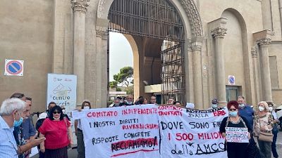 Sit-in contro decisione Tribunale di escludere banca da processo Sit-in contro decisione Tribunale di escludere banca da processo