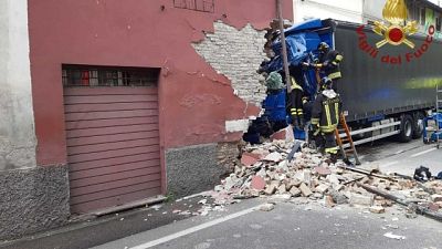 Chiusa la via Emilia, l'intervento dei vigili del Fuoco Chiusa la via Emilia, l'intervento dei vigili del Fuoco