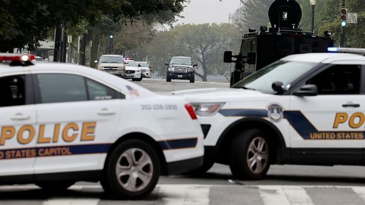 شرطة الكونجرس تعتقل رجلا أوقف مركبة مريبة أمام المحكمة العليا الأمريكية