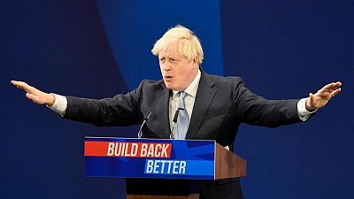 Boris Johnson evita hablar de crisis, irrita a los empresarios y deleita a su partido
