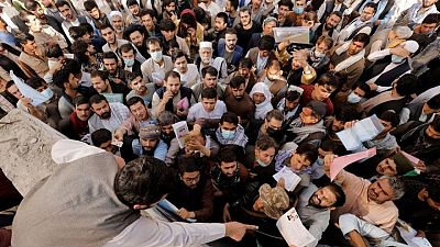 المئات يتوافدون على مكتب جوازات السفر في كابول بعد أنباء عن إعادة فتحه المئات يتوافدون على مكتب جوازات السفر في كابول بعد أنباء عن إعادة فتحه