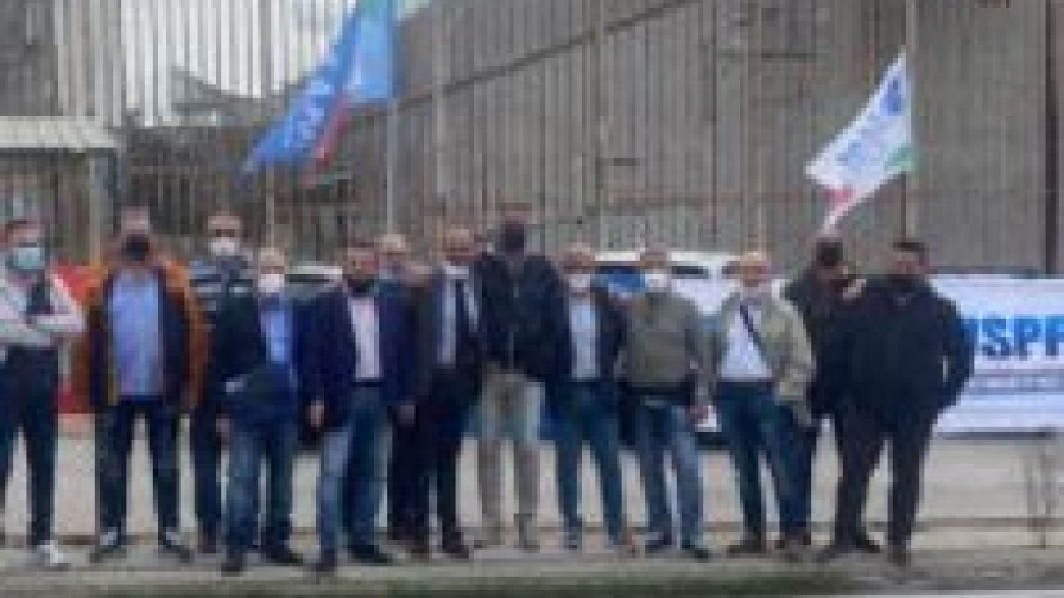 Manifestazione davanti all'istituto di Osapp, Uspp, Uil e Cgil