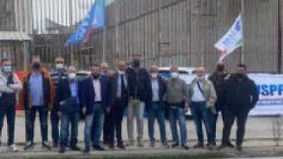 Manifestazione davanti all'istituto di Osapp, Uspp, Uil e Cgil Manifestazione davanti all'istituto di Osapp, Uspp, Uil e Cgil