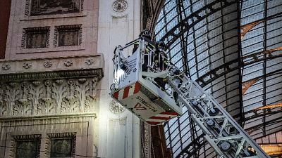 Sul posto i vigili del fuoco che hanno transennato l'area Sul posto i vigili del fuoco che hanno transennato l'area