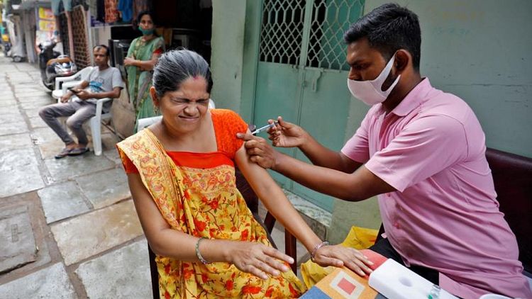 الهند تركز على تطعيم سكانها بشكل كامل مع زيادة الإصابات بأوميكرون