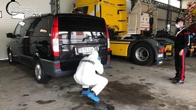 Abbandonato vicino a un'officina, CC effettuano rilievi Abbandonato vicino a un'officina, CC effettuano rilievi