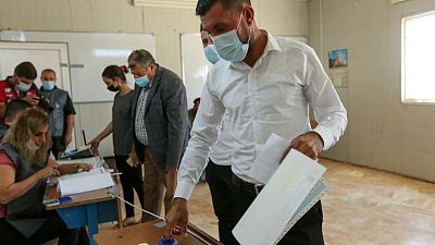 الجنود والسجناء والنازحون يصوتون مبكرا قبل الانتخابات العامة في العراق