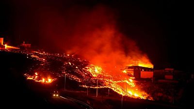 Lava sigue avanzando en La Palma, engulle más casas y terrenos