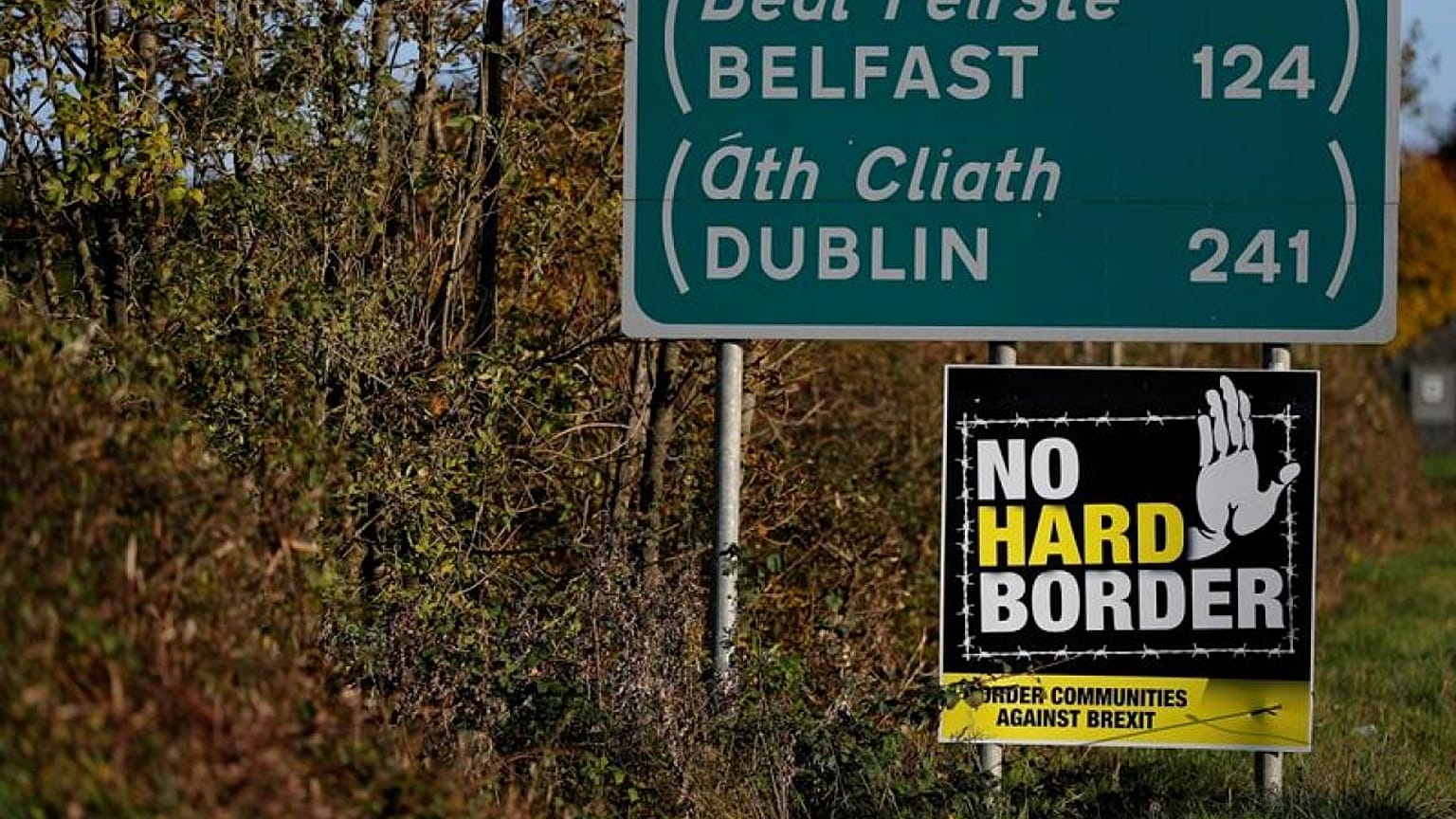 Hombres armados incendian un autobús secuestrado en Irlanda del Norte, sin heridos