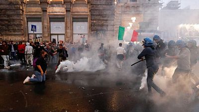 Manifestantes antivacunas Italia intentan atacar oficina de Draghi y sede sindicato