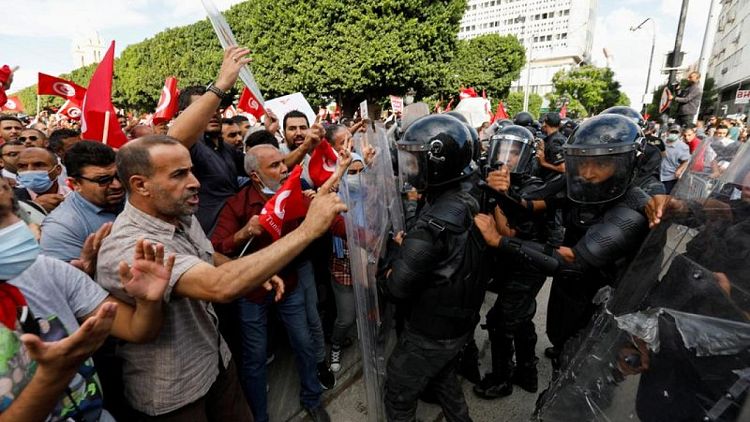 Thousands protest against Tunisia leader with government awaited