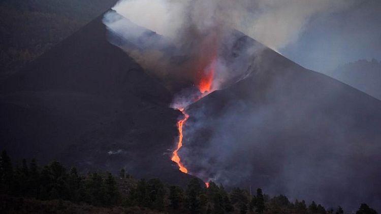 Lava blocks the size of buildings falling from La Palma volcano