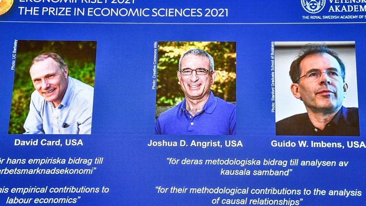 رواد تجارب طبيعية يفوزون بجائزة نوبل للاقتصاد
