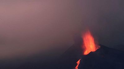 La lava del volcán de La Palma arrasa una fábrica de cemento y obliga a confinar a la población